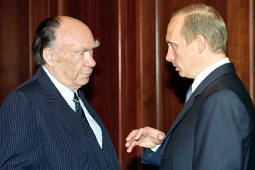 Alexander Yakovlev, left, with Russian President Vladimir Putin in 2000.